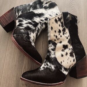 Black and White Ankle Booties with Western Flair
*Stiefeld Boots*